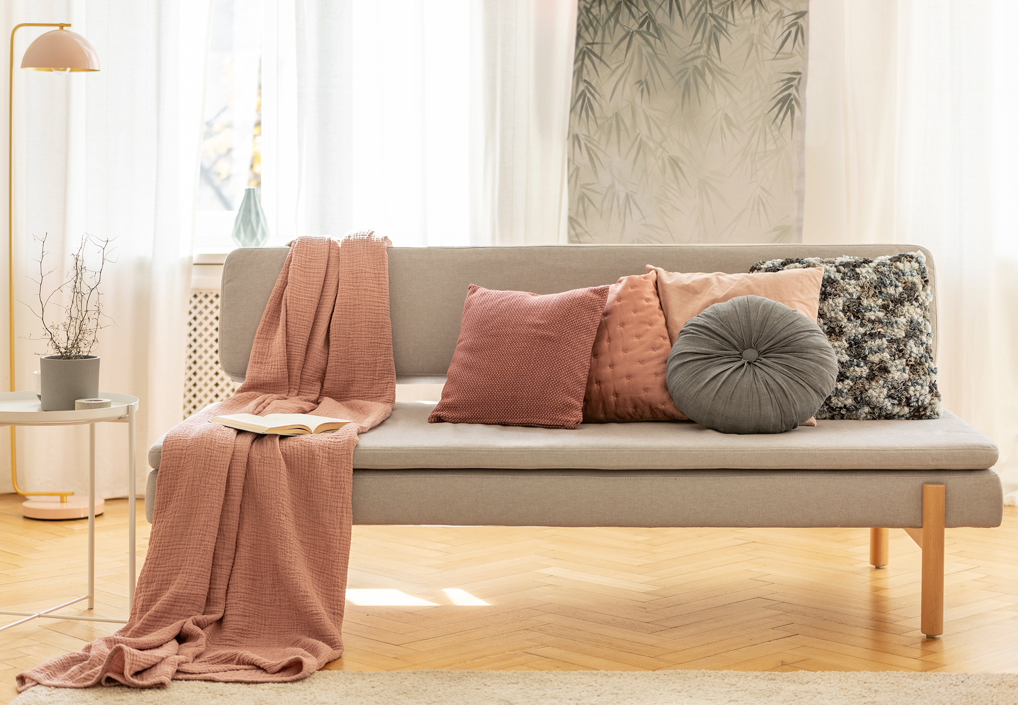 soggiorno con divano e cuscini rosa