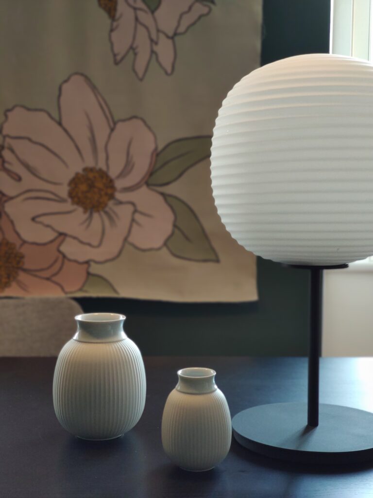 life style con vasi di porcellana e lampada da tavolo