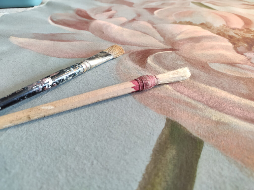 Tela con fiori dipinti a mano